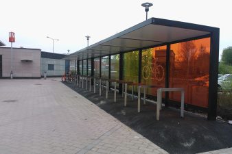 Liityntäpysäköintikatos pyörille Puotilan asemalla.