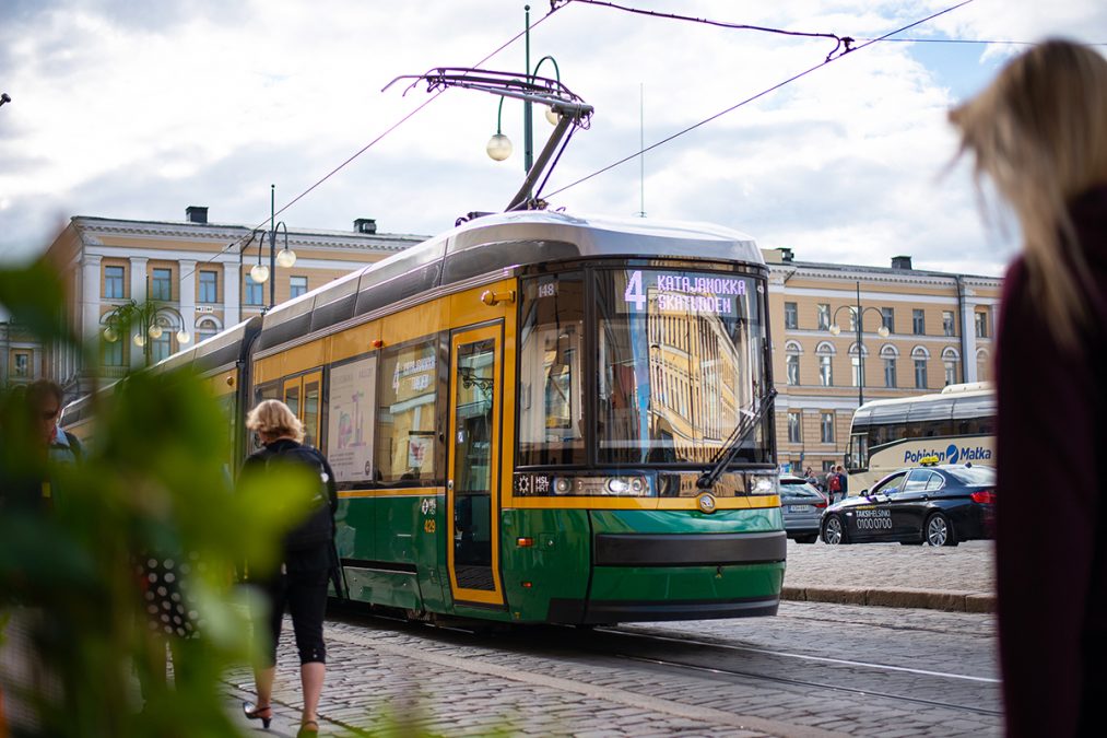 Artic-raitiovaunu Helsingin keskutassa.