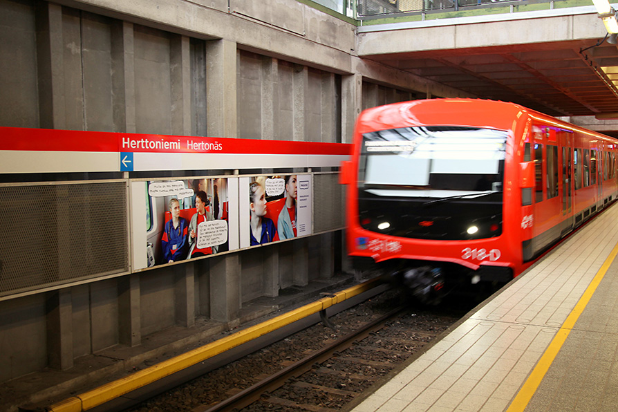 Metrojuna saapuu asemalle.