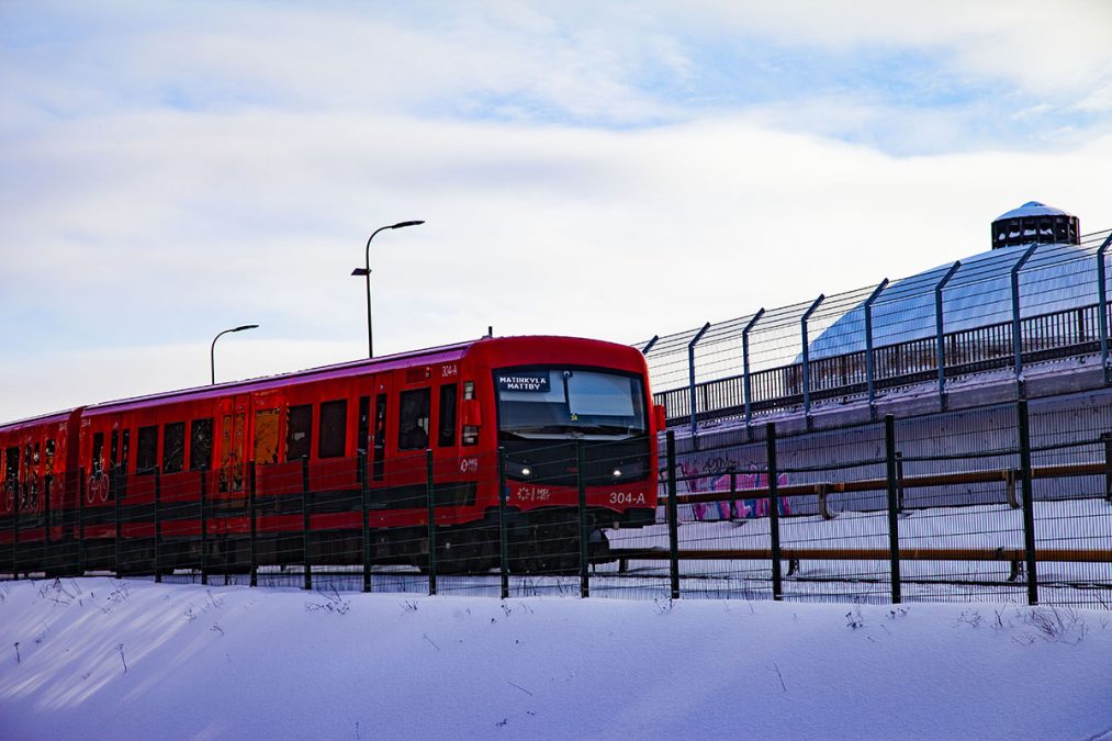 Metrojuna ajaa talvella Kalasatamassa.