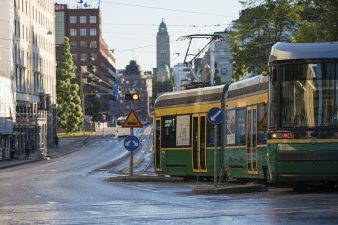 Raitiovaunu kääntyy Kalliossa. Taustalla kirkko.