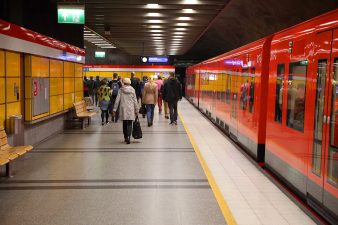 Metrojuna Sörnäisten asemalla.