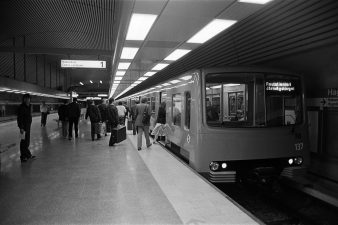 Matkustajia nousemassa metrojunaan Hakaniemen metroasemalla.