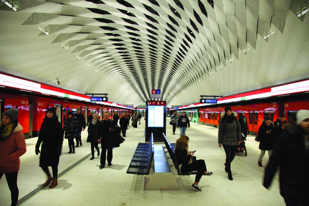 Ihmisiä Matinkylän metroasemalla.