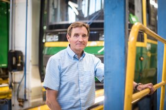 Toimitusjohtaja Juha Hakavuori seisoo raitiovaunun edessä.