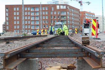 Työmiehiä korjaamassa raidetta.