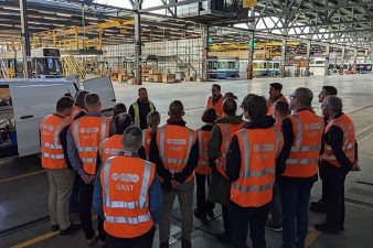 Ihmisiä turvaliiveissä Zürichin varikolla.