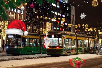 Kaksi raitiovaunua joulukoristeilla.
