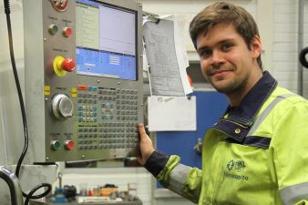 Koneistaja Eetu Salokari sähkötaulun edessä.