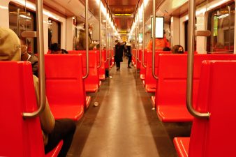 Sisäkuva Helsingin metrosta.