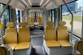 Istuinpenkkejä pikaratikan sisällä.