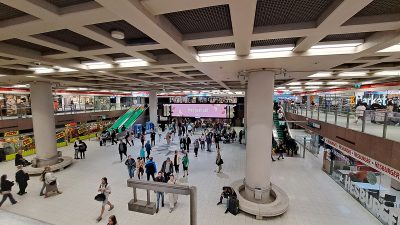 Rautatientorin metroaseman sisätila.