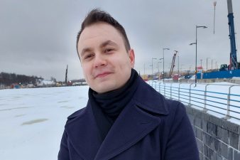 Projektipäällikkö Juha Paahtio talvisissa maisemissa.