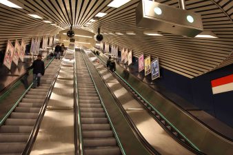 Liukuportaat ylhäältä kuvattuna metroasemalla.