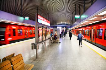 Ihmisiä Hakaniemen metroasemalla.
