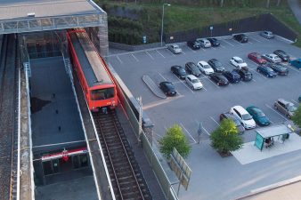 Metro ajaa sillalla liityntäpysäköinnin yli.
