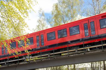 Metro ajaa sillalla.