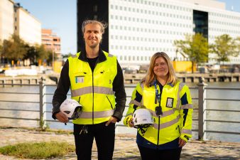 Projektipäälliköt Susanna Saloranta ja Antti Toivanen seisovat Hakaniemessä.huomiotakeissa.