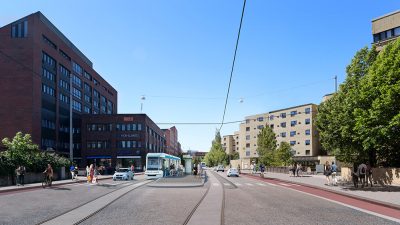 Havainnekuva raitiovaunusta Länsi-Helsingin raitioteillä.