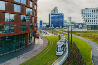 Rikaraitiovaunu 15 ajaa nurmiradalla.