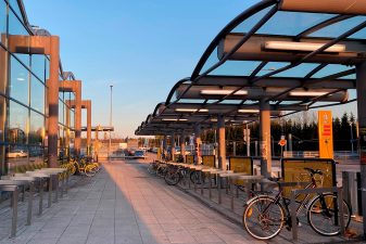 Pyöräpysäkki Rastilan metroasemalla.