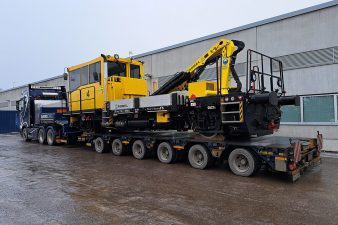 Ratakuorma-auto metrovarikon pihalla.