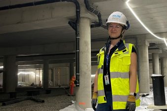 Tekninen asiantuntija Jenni Ronkainen huomioliivissä ja kypärässä.