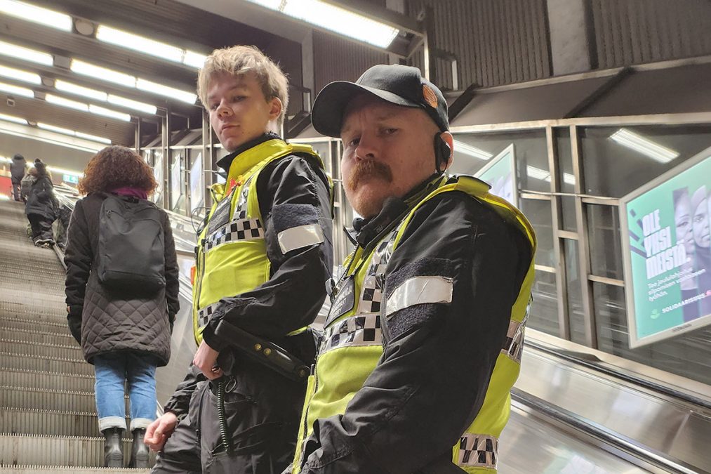 Järjestyksenvalvojat Sörnäisten metroaseman liukuportaissa.