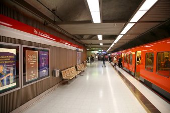 Metrojuna Rautatientorin metroasemalla.