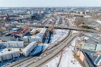 Talvinen ilmakuva Kalasatamasta Pasilaan -raitiotiestä Hermannin rantatien pohjoispäästä Vallilanlaakson suuntaan.