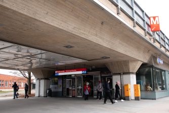 Mellunmäen metroasema ulkoapin sillan kupeesta kuvattuna.