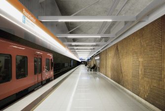 Havainnekuva Rautatientorin metroaseman laituritasosta remontin jälkeen.