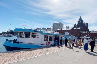 Kruunuvuorenrannan lautta Meritullintorilla. Matkustajia jonottamassa lauttaan.