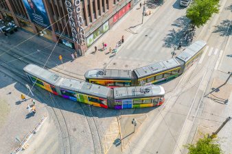 Kaksi ratikkaa Stockmannin kulmalla.