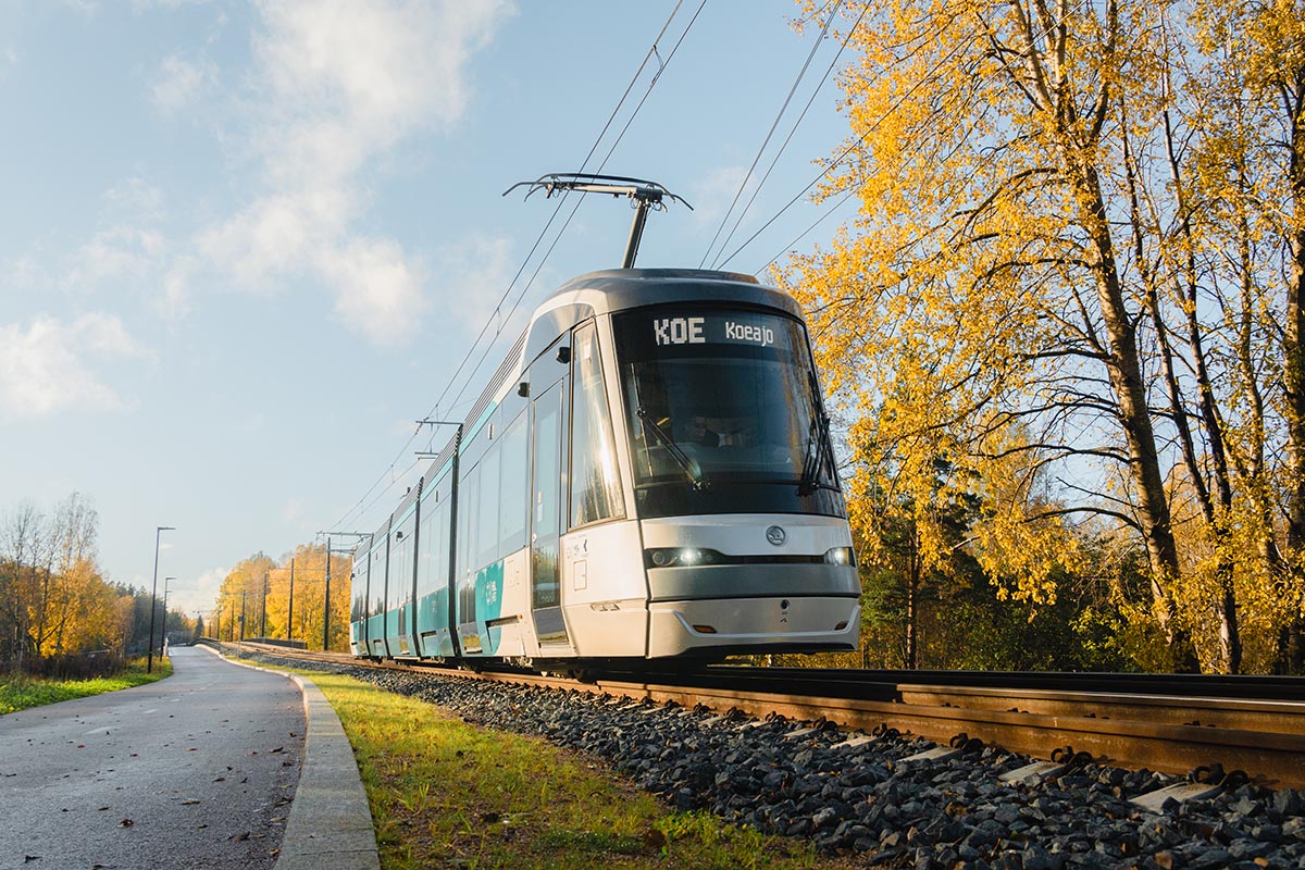 ensimm-inen-kruunusilloille-tuleva-raitiovaunu-on-toimitettu-helsinkiin