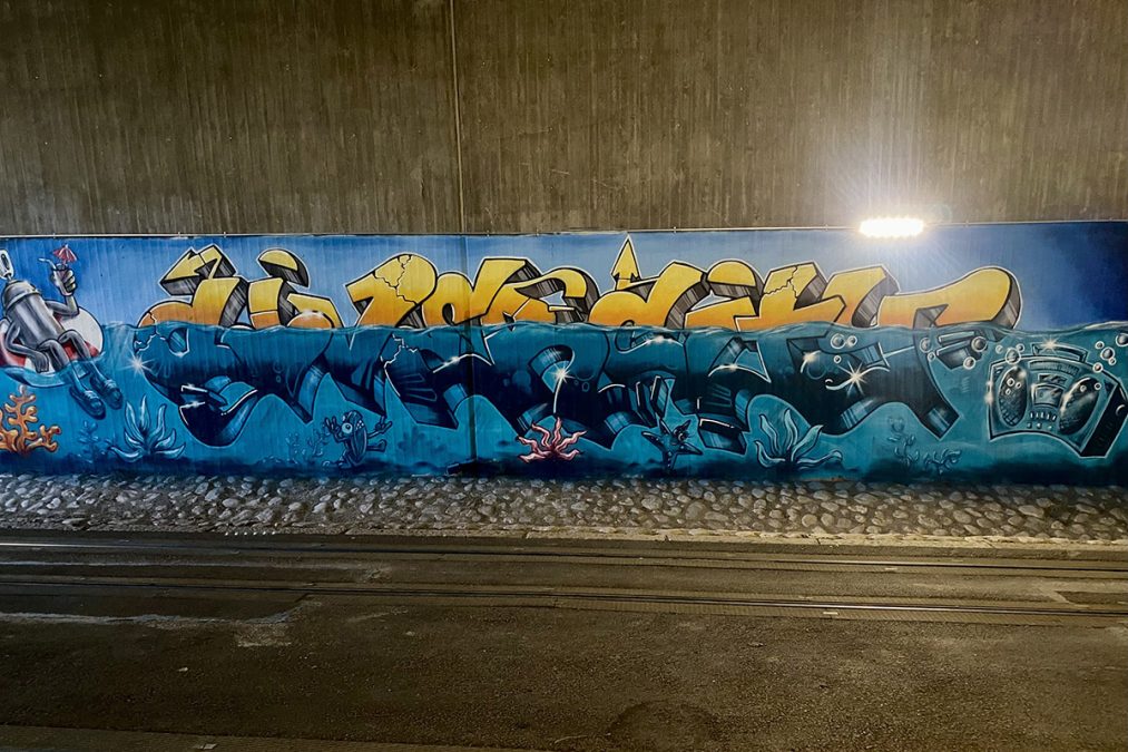 Divercity-tekstigraffiti raitiolinjan 13 tunnelissa Vallilanlaaksossa.