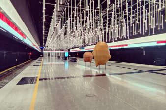 Kivenlahden metrolaituri ja oranssit patsaat.