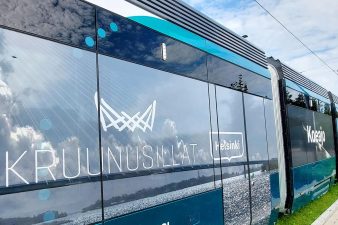 Kruunusiltojen koeajoihin tuotu raitiovaunu Laajasalossa, vaunussa lukee Kruunusillat koeajo.