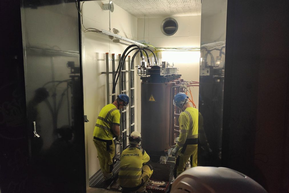 Työntekijät testaavat jännitteen nostamista sähkönsyöttöasemalla.