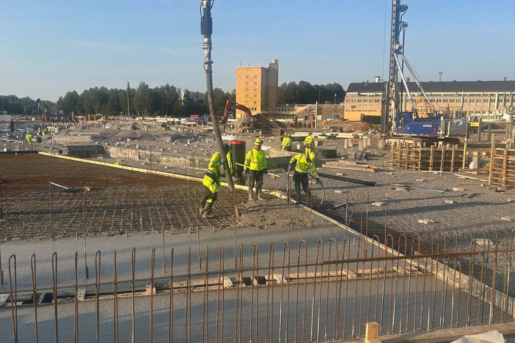 Uudella Koskelan varikolla tehdään betonivalua. Hankkeella hyödynnetään laajasti vähähiilistä betonia ja työmaalla on testattu jopa valuja GWP55-betonilla, jonka hiilijalanjälki on 45 prosenttia tavanomaista pienempi.