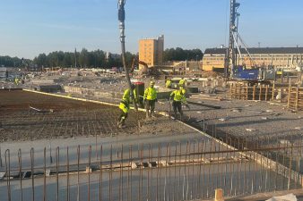 Uudella Koskelan varikolla tehdään betonivalua. Hankkeella hyödynnetään laajasti vähähiilistä betonia ja työmaalla on testattu jopa valuja GWP55-betonilla, jonka hiilijalanjälki on 45 prosenttia tavanomaista pienempi.
