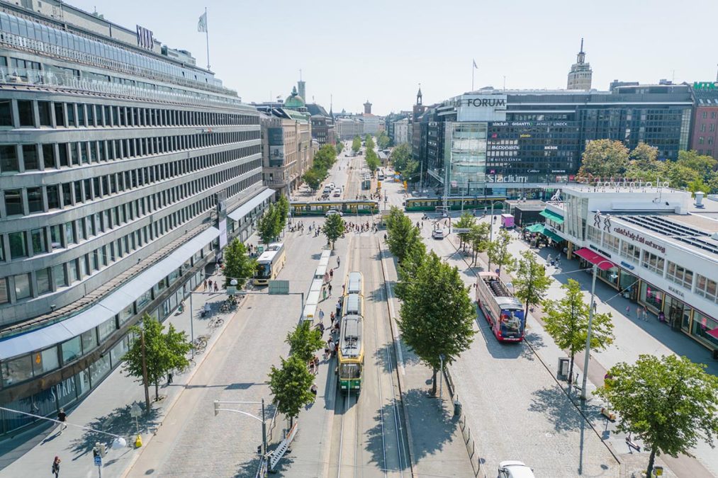 Ilmakuva Mannerheimintieltä Lasipalatsin kohdilta. Ratikka pysäkillä sekä kaksi ratikkaa Forumin risteyksessä.