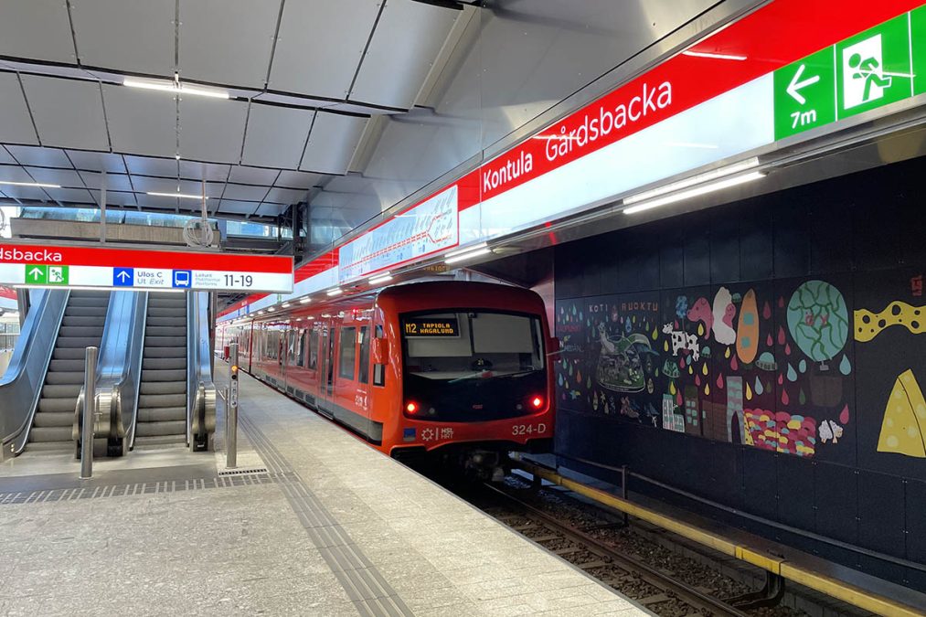 Metro lähdössä Kontulan asemalta, kuva laituritasolta.