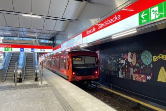 Metro lähdössä Kontulan asemalta, kuva laituritasolta.