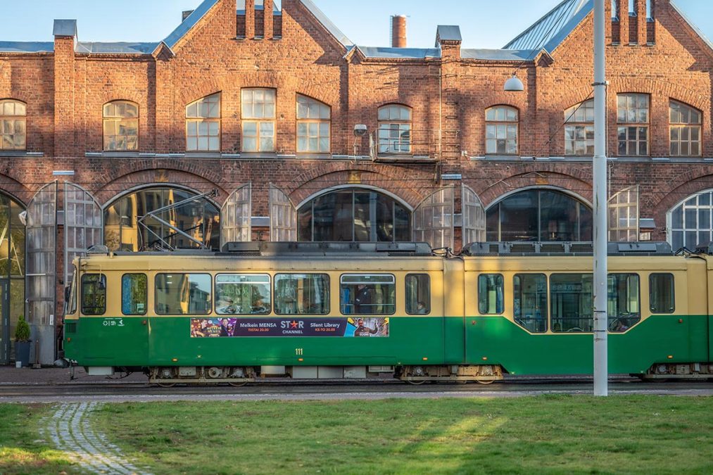 Vanhempi nivelraitiovaunu liikenteessä.