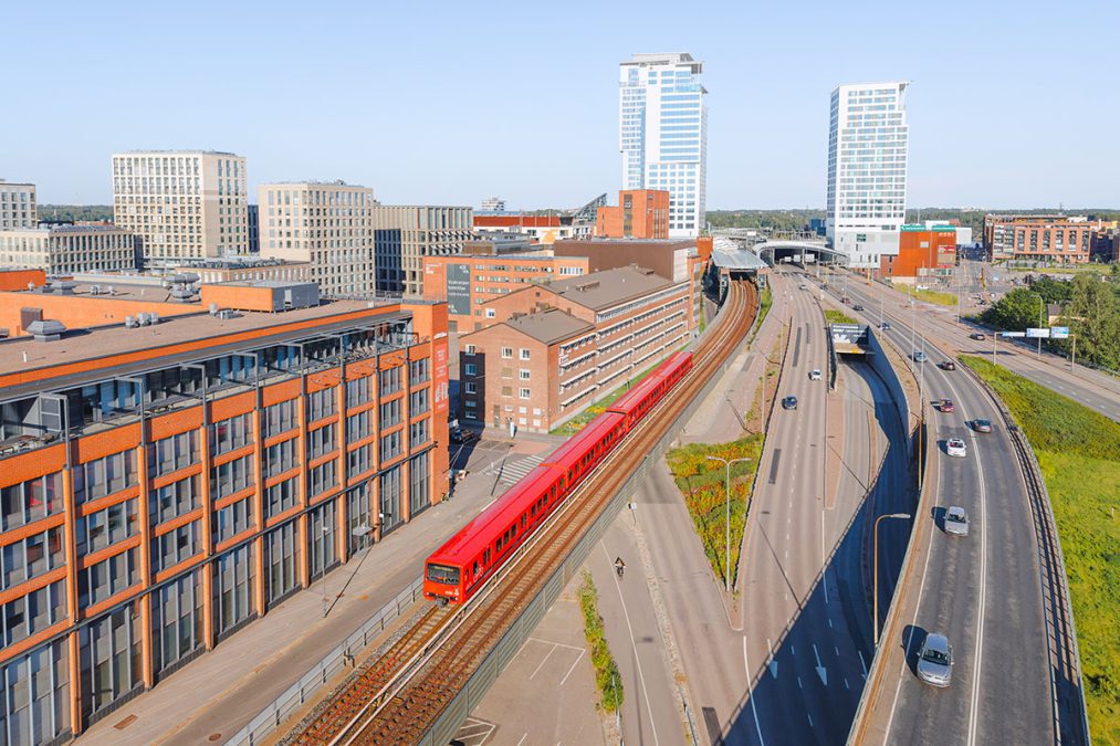 Metro Junatien metrosillalla, taustalla Kalasataman tornitaloja ja muita rakennuksia.