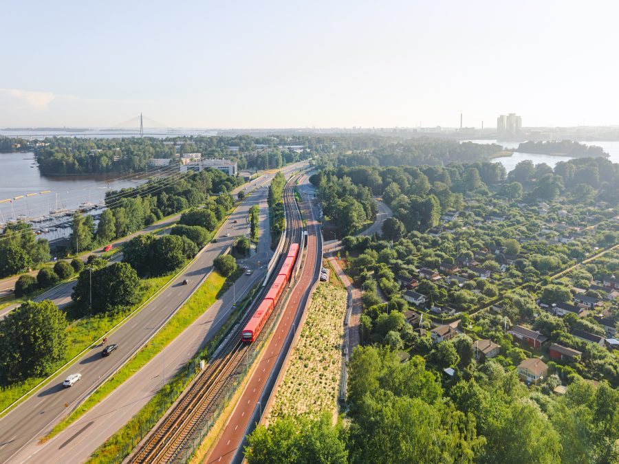 Metro Herttoniemen siirtolapuutarhan kohdalla ilmasta kuvattuna.