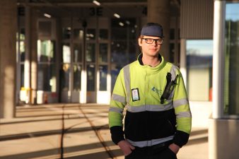 Raitiovaunujen viankorjaustiimin työnjohtaja Aatu Heikkinen turvavarusteissa.