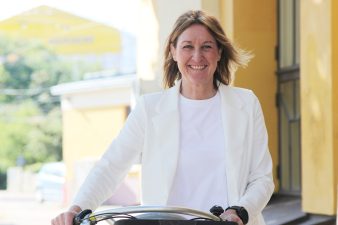 Strategiapäällikkö Johanna Partti valkoisessa paidassa.