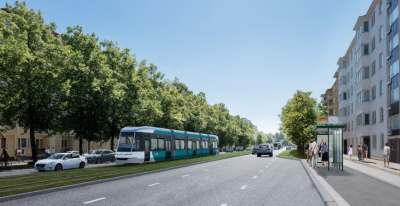 pikaraitiovaunu kulkee omalla radallaan vehreässä kaupungissa.